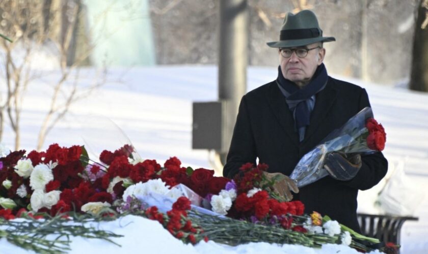Mort de Navalny : l’ambassadeur de France en Russie, Pierre Levy, se joint aux commémorations