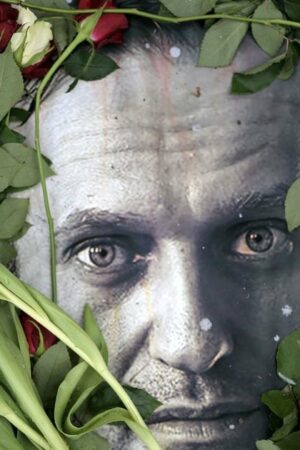 Des fleurs déposées sur un portrait de l'opposant russe Alexeï Navalny, mort en prison, devant l'ancien consulat russe à Francfort, le 19 février 2024 en Allemagne