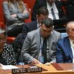 L'ambassadrice américaine à l'ONU Linda Thomas-Greenfield (à gauche) et l'ambassadeur algérien à l'ONU Amar Bendjama (à droite) assistent à une réunion du Conseil de sécurité de l'ONU sur la guerre entre Israël et le Hamas, au siège de l'ONU à New York, le 20 février 2024.