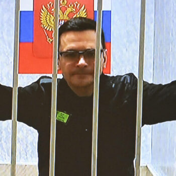 «Je ne garderai pas le silence» : l’opposant Ilia Iachine rend hommage à Alexeï Navalny, et promet de «lutter contre la tyrannie»