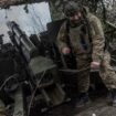 Des soldats ukrainiens tirent un coup d'artillerie en direction d'Avdiivka, dans l'oblast de Donetsk, en Ukraine, le 18 février 2024.