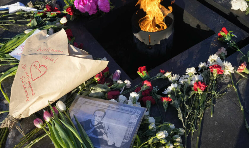 « Ils ont tué mon futur président » : en Russie, une jeunesse entre colère et deuil discret après la mort de Navalny