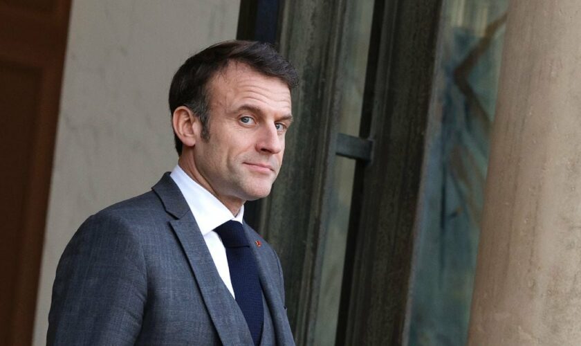 Le président Emmanuel Macron sur le perron de l'Elysée, le 24 janvier 2024 à Paris