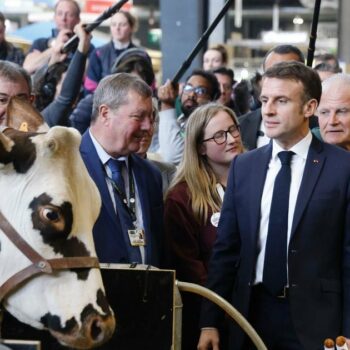 Le président de la République Emmanuel Macron visite le Salon de l'agriculture, le 24 février 2024, à Paris
