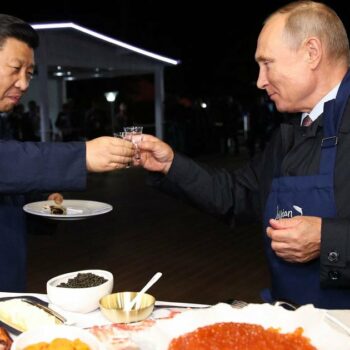 Le président russe Vladimir Poutine porte un toast avec son homologue chinois Xi Jinping alors qu'ils dégustent les blinis au caviar qu'ils ont cuisinés, en marge du Forum économique de l'Est à Vladivostok le 11 septembre 2018.