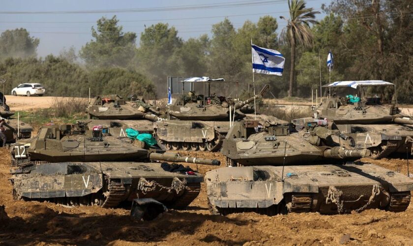 Des chars de l'armée israélienne sont déployés dans le sud d'Israël, à la frontière de la bande de Gaza, le 22 décembre 2023