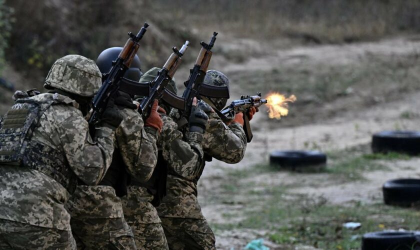 Des membres d'un nouveau "bataillon sibérien" au sein des forces armées ukrainiennes participent à un exercice d'entraînement militaire à l'extérieur de Kiev, le 24 octobre 2023, dans le contexte de l'invasion de l'Ukraine par la Russie.