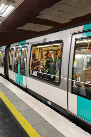 Les métros parisiens ne s’arrêteront plus en cas de malaise voyageur, le principal syndicat de la RATP désapprouve