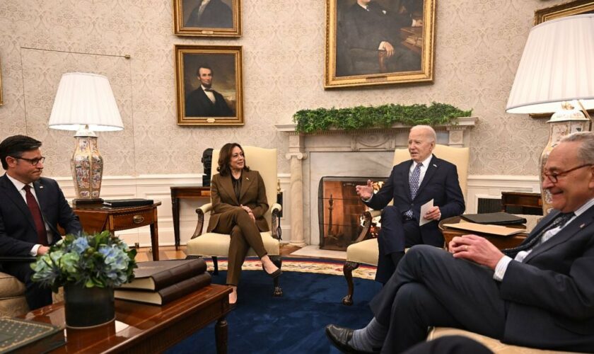 Joe Biden et Kamala Harris dans le Bureau ovale, avec Mike Johnson et Chuck Schumer, le 27 février 2024