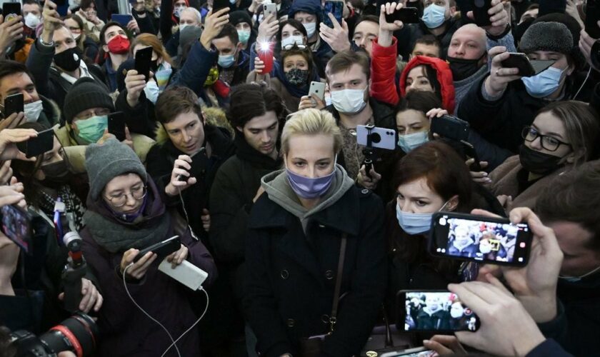 Ioulia Navalnaïa, l'épouse de l'opposant russe Alexeï Navalny, entourée de sympathisants et de journalistes à l'aéroport Sheremetyevo de Moscou après l'arrestation de son mari le 17 janvier 2021