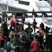 Des voyageurs passent les portiques de contrôle pour prendre leur train lors d'une grève des contrôleurs de la SNCF, le 2 décembre 2022 à la Gare de Lyon, à Paris