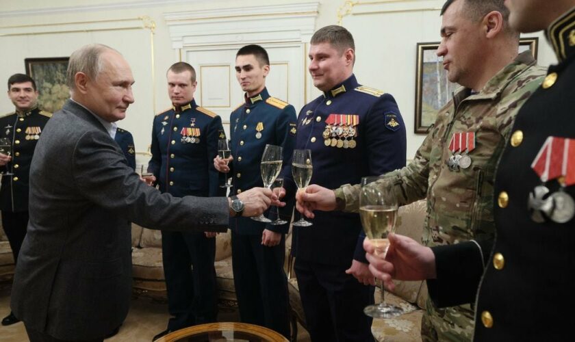 Photo transmise par l'agence officielle russe Sputnik montrant le président Vladimir Poutine portant un toast avec des militaires des forces armées russes, le 1er janvier 2024 à Novo-Ogaryovo, près de Moscou