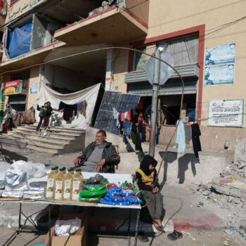 Stand de nourriture devant un bâtiment de Rafah, dans le sud de la bande de Gaza, détruit par un bombardement israélien, le 26 février 2024