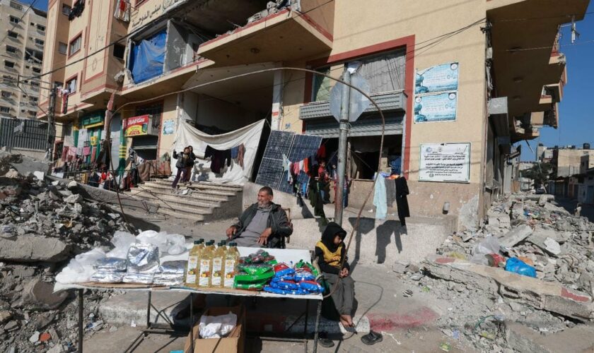 Stand de nourriture devant un bâtiment de Rafah, dans le sud de la bande de Gaza, détruit par un bombardement israélien, le 26 février 2024