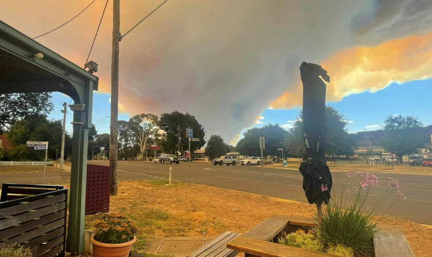 Australie : des milliers d’habitants appelés à évacuer face à un incendie dans le sud du pays