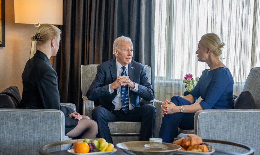 Biden se reúne en San Francisco con la viuda de Navalny y su hija y anuncia un nuevo paquete de sanciones "contra Putin, responsable de su muerte"