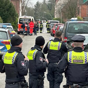 Polizei und Rettungsdienste stehen am Tatort in Hamburg-Billstedt