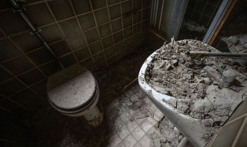 Getrockneter Schlamm im ehemaligen Badezimmer eines verlassenen und bei der Flut im Jahr 2021 zerstörten Hauses im Ahrtal zeugen