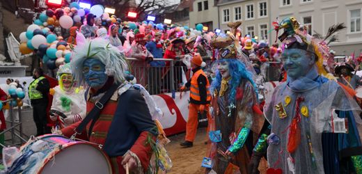 Karneval in Köln: Bunte Kostüme, grauer Himmel