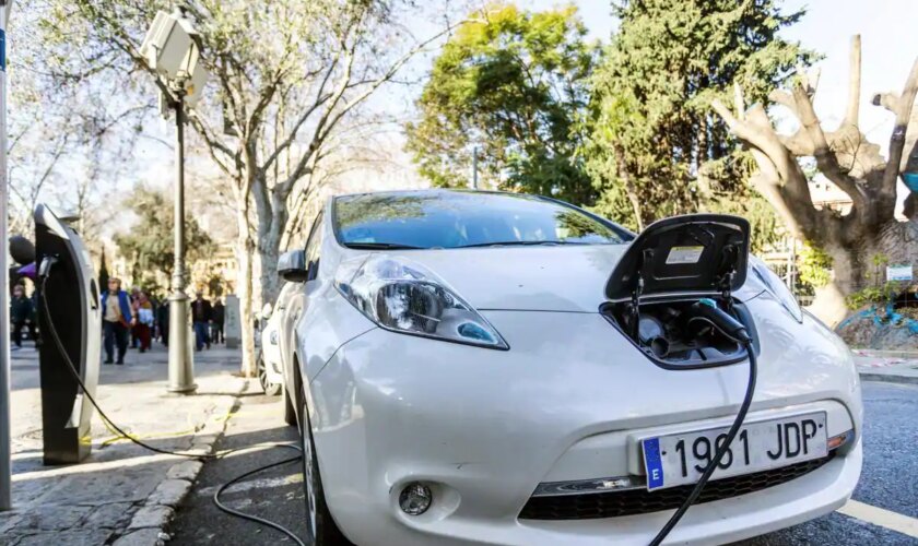Las ayudas del Moves para comprar un coche eléctrico, atascadas: la mitad siguen 'aparcadas' en la Administración