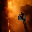 Once horas de dos bomberos entre las llamas: "Golpeábamos las puertas por si oíamos una voz"