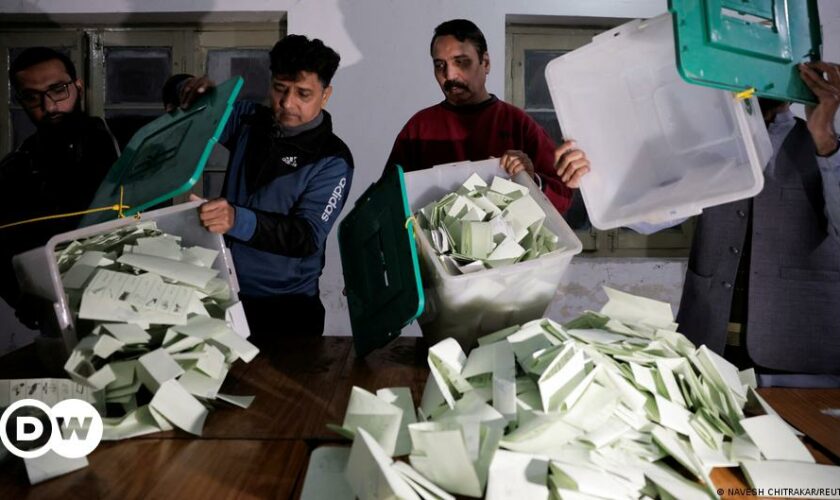 Pakistan election: Khan loyalists ahead at halfway point
