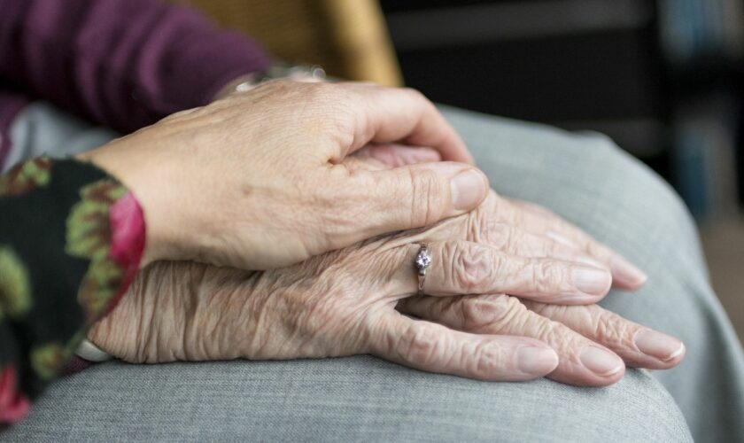 Pflege im Alter: Altersarmut: Wie bezahlt man das Altersheim für die pflegebedürftigen Eltern?