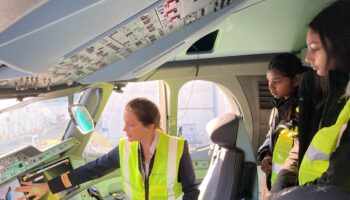 Pilote, mécanicienne : ces collégiennes et lycéennes découvrent les métiers de l’aéronautique à Roissy