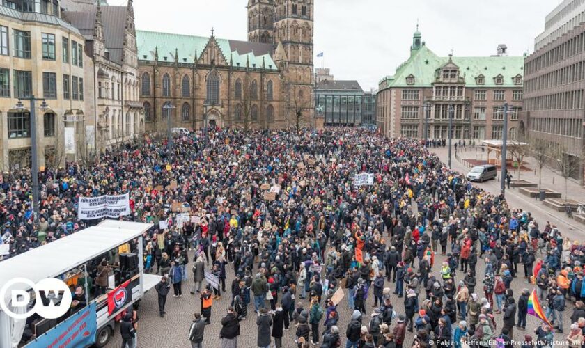 Zahlreiche Demonstranten stehen vor dem Reichstagsgebäude. Ein Demonstrant hält ein Transparent hoch, auf dem "Wir sind die Mehrheit" steht.