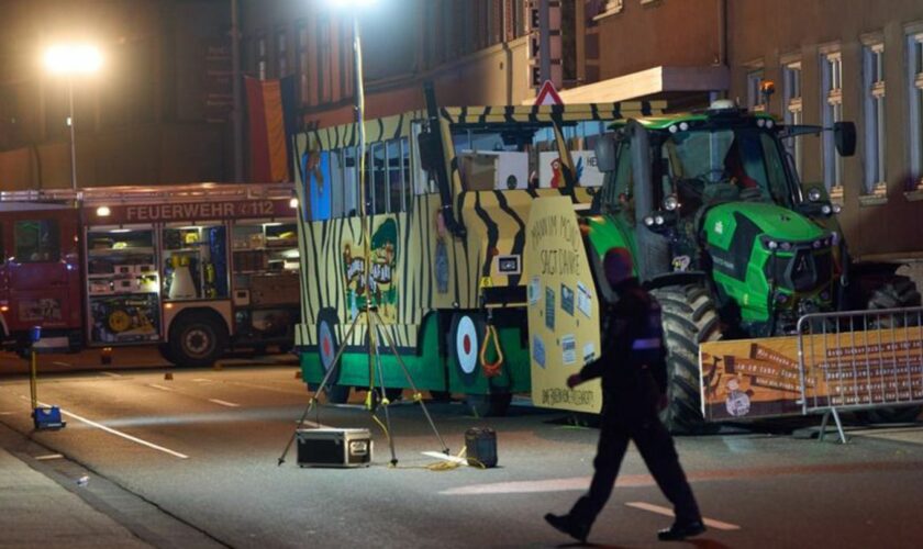 Polizeibeamte sichern Spuren an dem Karnevalswagen. Foto: Thomas Frey/dpa