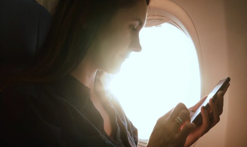 Smartphone: Handy im Flugzeug: Darum ist der Flugmodus im Flieger wirklich Pflicht