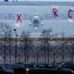 « Tax the Rich » : des militants d’Attac déploient une banderole géante sur le futur hôtel Vuitton à Paris
