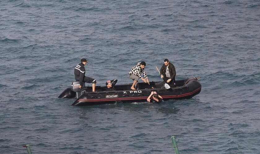Un centenar de migrantes desafían al temporal y se lanzan al mar para cruzar a Ceuta desde Marruecos en 48 horas
