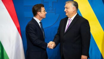 Der schwedische Ministerpräsident Ulf Kristersson (l) und der ungarische Ministerpräsident Viktor Orban kamen in Budapest zusamm