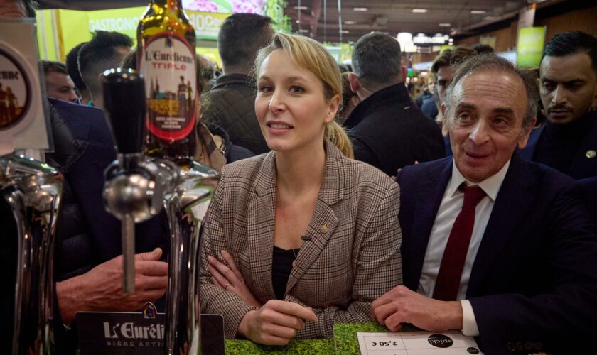 Marion Maréchal aspergée de bière au Salon de l’Agriculture lors de sa visite avec Éric Zemmour