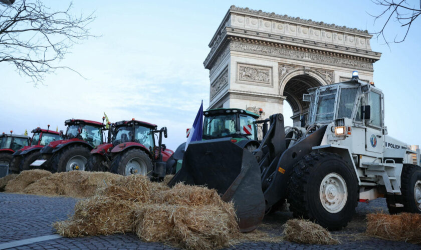 Crise agricole : la Coordination rurale mène une action autour de l'Arc de Triomphe à Paris