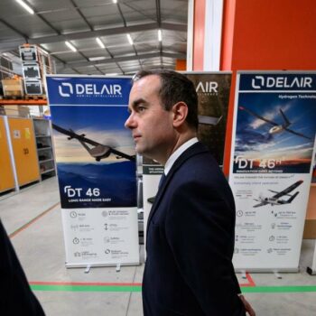 Le ministre des Forces armées, Sébastien Lecornu, visite l'atelier de l'usine de drones Delair à Labège, dans la Haute-Garonne, le 29 février 2024