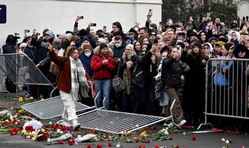 Nawalnyjs Beerdigung: Menge in Moskau ruft „Nein zum Krieg!“