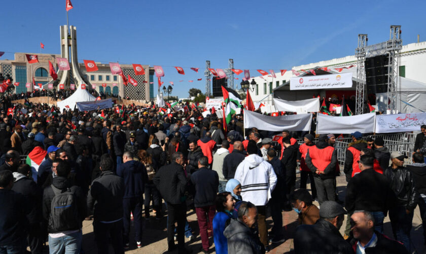 En Tunisie, des milliers de personnes manifestent contre la crise socio-économique
