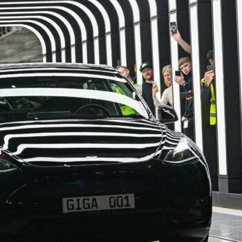Sans la vision d'Elon Musk, Tesla ne serait jamais parvenue à s'imposer dans l’automobile. Sans ses outrances, l'entreprise serait aujourd'hui plus sereine (ici, lors du début de la production d'une nouvelle usine, près de Berlin).
