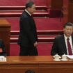 Le président chinois Xi Jinping (à droite) et le membre du Comité permanent Wang Huning (à gauche) regardent le Premier ministre Li Qiang (au centre) revenir du podium après son discours à l'ouverture de l'APN, ou National People's Congrès, au Grand Palais du Peuple le 5 mars 2024 à Pékin, Chine.