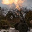 Un soldat ukrainien tire avec un mortier français de 120mm sur des positions russes à Bakhmout, dans l'est de l'Ukraine, le 15 février 2023