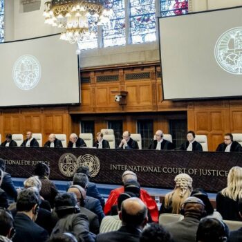La présidente de la Cour internationale de justice Joan Donoghue s'exprime à la CIJ avant l'annonce du verdict dans l'affaire de génocide contre Israël, intentée par l'Afrique du Sud, à La Haye, le 26 janvier 2024.