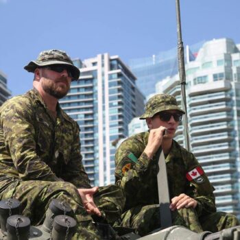 Des soldats se tiennent au volant d'un véhicule blindé léger (VBL) 6.0 des Forces armées canadiennes, à Toronto, le 16 septembre 2023.