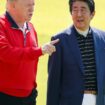 Donald Trump, alors président des Etats-Unis, joue au golf avec Shinzo Abe, alors Premier ministre japonais, le 26 mai 2019 à Chiba, au Japon