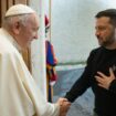 Photo transmise par les services du Vatican montrant le président ukrainien Volodymyr Zelensky accueilli par le pape François, le 13 mai 2023 au Vatican