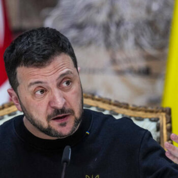 Zelensky assure que l’avancée russe est « stoppée » et que Kiev n’a pas besoin de troupes étrangères « tant que l’Ukraine tient »