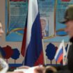 Des personnes votent lors de l'élection présidentielle russe dans la zone contrôlée par la Russie dans la région de Donetsk en Ukraine, dans le cadre du conflit entre la Russie et l'Ukraine, le 15 mars 2024.