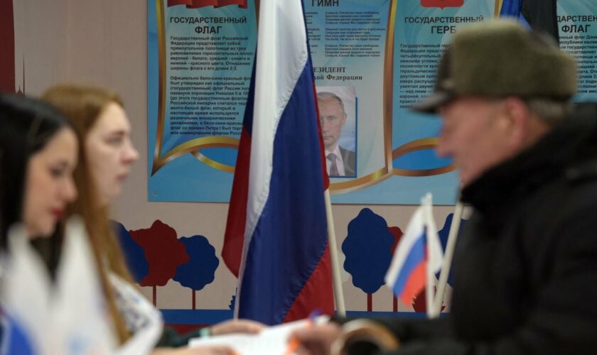 Des personnes votent lors de l'élection présidentielle russe dans la zone contrôlée par la Russie dans la région de Donetsk en Ukraine, dans le cadre du conflit entre la Russie et l'Ukraine, le 15 mars 2024.