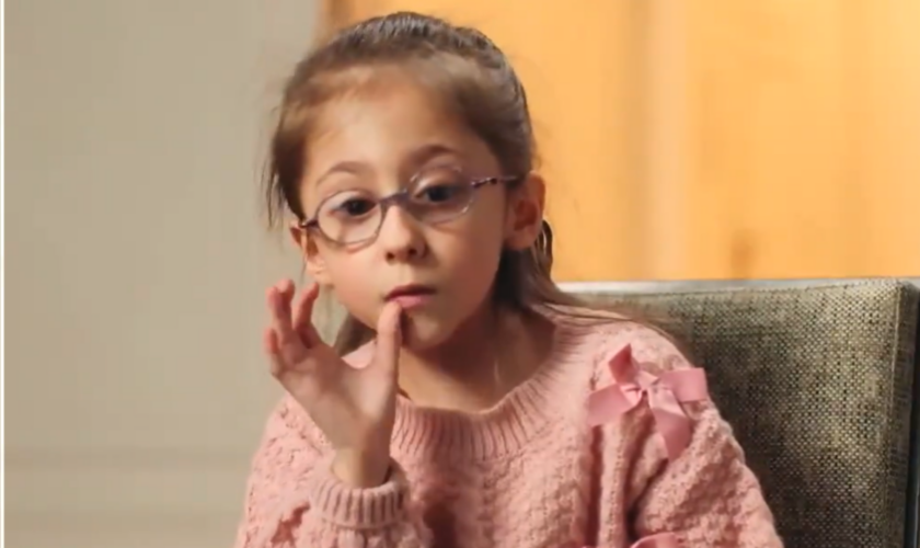 « Sept à Huit » : Héméré, 9 ans et atteinte de la maladie des os de verre, bouleverse les téléspectateurs
